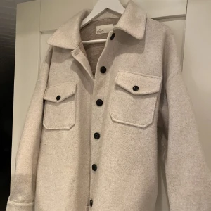 Kappa - Säljer min beiga kappa, använd några gånger förra sommaren ☀️ 