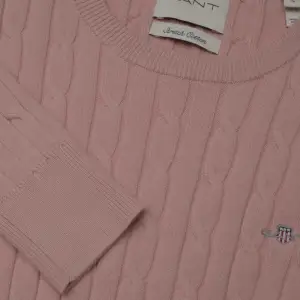 Knappt använd gant tröja för att jag tycker inte att jag passar i rosa vill gärna bli av med den och den är i nyskick inköp för ungifär 1000kr