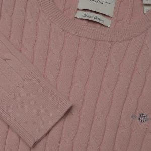 Populär Gant stickad tröja (slutsåld i butik) - Knappt använd gant tröja för att jag tycker inte att jag passar i rosa vill gärna bli av med den och den är i nyskick inköp för ungifär 1000kr