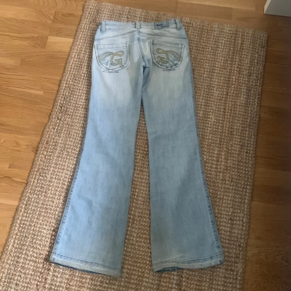Snygga ljusa jeans!! Okej skick, kan skicka fler bilder om önskat😊 midjemått: ca 75cm, innerbenslängd: 82cm😋. Jeans & Byxor.