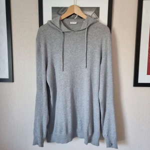 Cashmere hoodie - Sjukt nice cashmerehoodie i  storlek M. Den är cashmere silke och bomull. Vid frågor eller fler bilder är det bara att skriva//Kba_Closet 