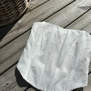 Vit korsett  - Vit korsett i liknande linne material. Sällan använd så är i fint skick 