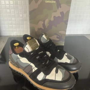 Valentino rockrunners skor - Valentino rockrunners I fint skick. Storlek 41 men passar även större, alla tillbehör med följer såsom låda, dustbags och även kvitto. 