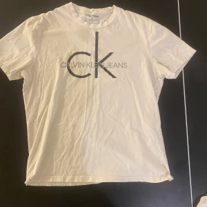 Calvin Klein tskjorta - Snygg och basic ck t-skjorta i bra skick. Storlek M, men passar också S. 