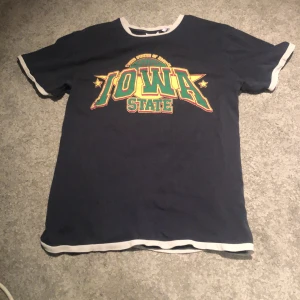 Vintage t - shirt - En fet iowa state tröja från reclaimed vintage,, tröjan är i fint skick och jag inga defekter. Tröjan sitter väldigt stort för att vara XS så att jag skulle nog säga S.