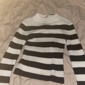 Randig tröja  - Randig tröja från hm🩷 säljer pga att jag inte använder den längre 🩷🩷 pris kan diskuteras 🩷🩷