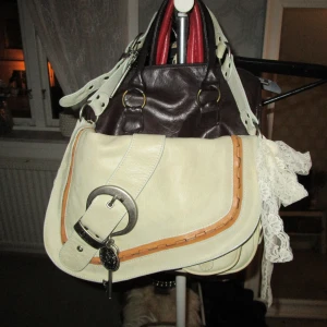 Dior väska - Äkta! Finns fler bilder och info på min vinted @liljegrenzzz kika gärna 💕