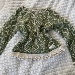 Säljer denna odd molly tröja då den inte används. Tror inte den tillverkas längre, köpt begagnad för några år sedan. Vet ej nypris. Den har inga defekter. Storlek står ej, passar mig som bär xs/s (läs min bio för mer info)🤍