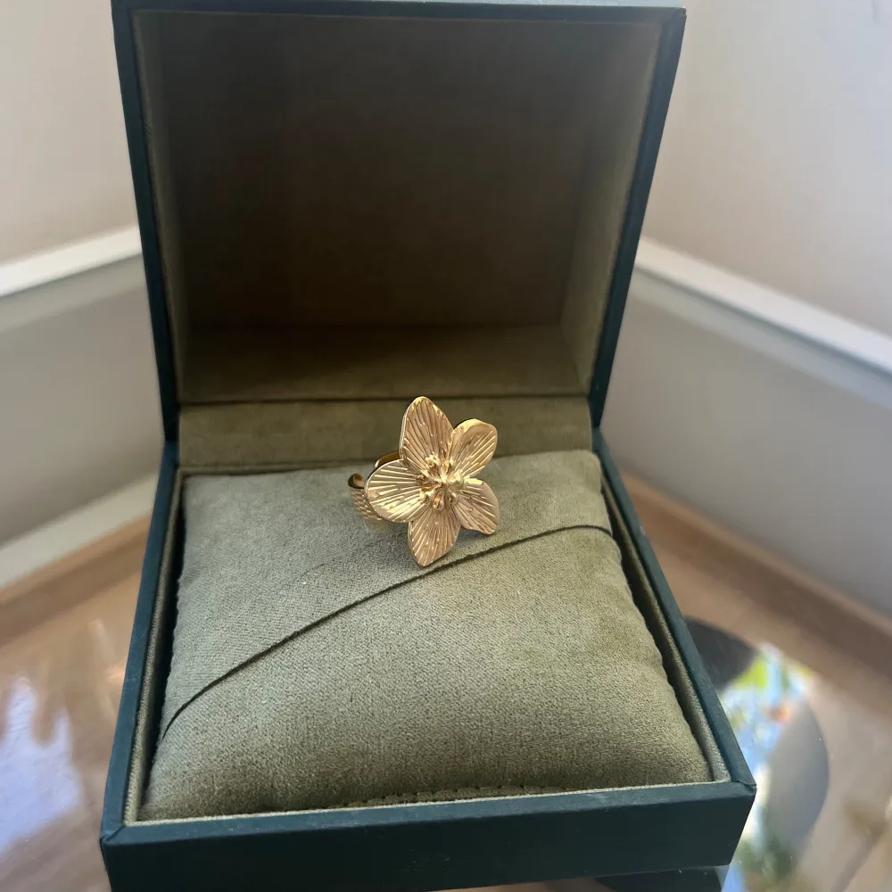 Guldig ring i jättefin blomform, justerbar storlek och i rosfrittstål 🌸 finns även matchande örhängen. Accessoarer.