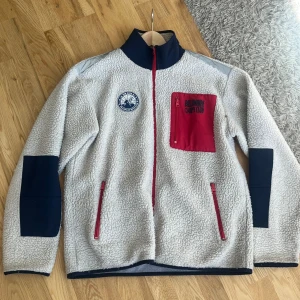 Ull-jacka!  - Supersnygg ull-jacka från Billionaire Boys Club!  I använt men fortfarande fint skick! 