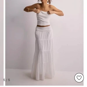 Vit långkjol - Säljer denna, helt ny fortfarande inplastad, glömde returnera i tid, köpt för 399 på Nelly🥰 helt slutsåld online 