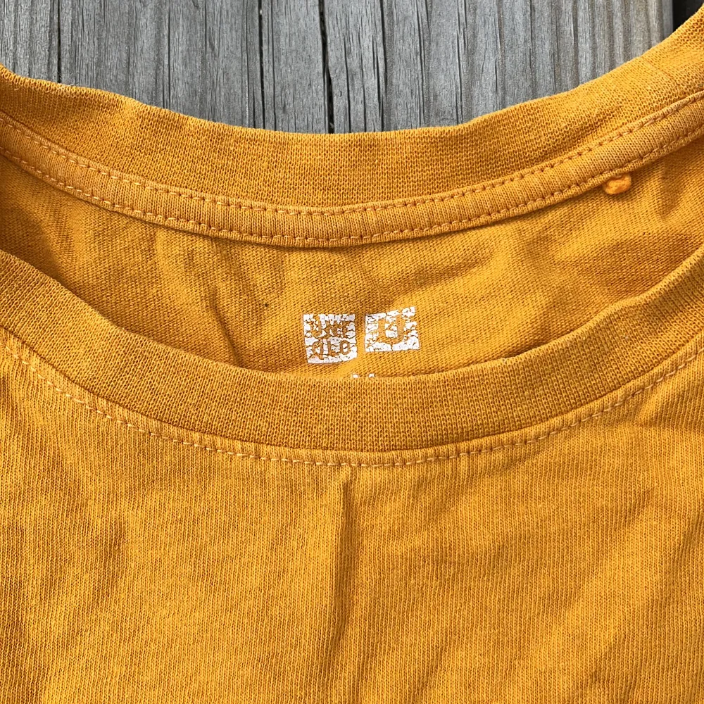 Perfekta gula t-shirten från UniQlo i storlek M 💞. T-shirts.
