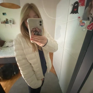 Jacka🤍🤍 - Super fin jacka Den är i storlek L men är väldigt lite in storlek så skulle såga att den kan passa en S/M