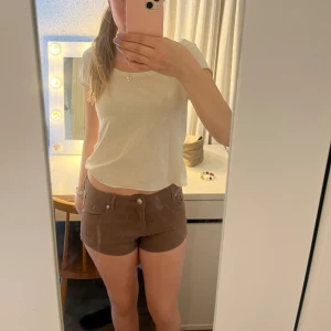  bruna shorts  - Lågmidjade bruna shorts från hm  Priset går att diskutera 