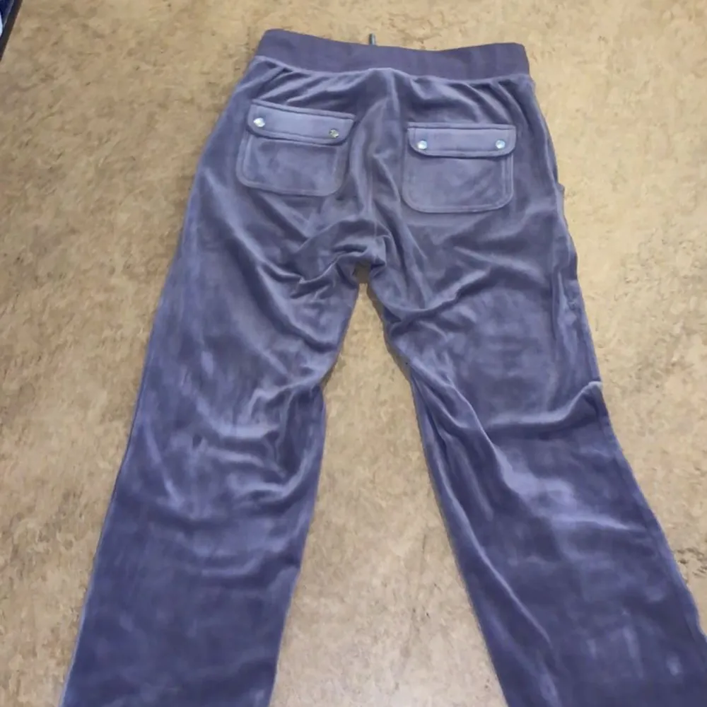 Hej säljer min flickväns juicy byxor då de inte passar längre , hon har haft dem i 1 år å är i gott skick:). Jeans & Byxor.