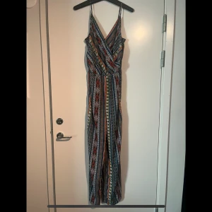 Mönstrad byxdress - Mönstrad byxdress i tunt material.  Lagst ett axelband som därmed inte går att justera, därmed också priset, annars bra skick. 