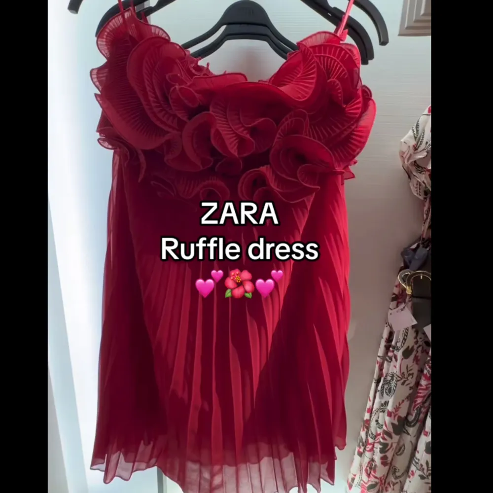 Intressekoll på denna så fina klänningen från zara utan band💘säljer då den ej kommer till användning. En mörkrosa-röd färg.    Lånade bilder🥰. Klänningar.