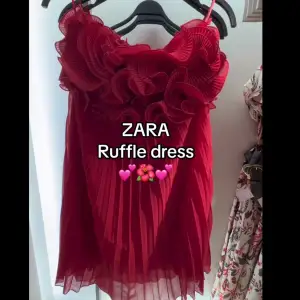 Intressekoll på denna så fina klänningen från zara utan band💘säljer då den ej kommer till användning. En mörkrosa-röd färg.    Lånade bilder🥰