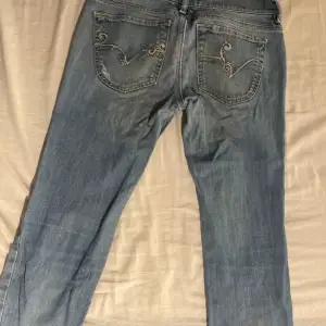 Vintage låg midjade utsvängda jeans från diesel industry. Inga små hål som de kan vara, inga märken eller missfärgningar. Säljer pga dom inte passar längre 