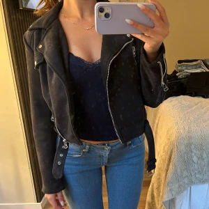 Svart bikerjacket  - svart bikerjacket i mocka material. Kommer ej till användning🩷fint skick!