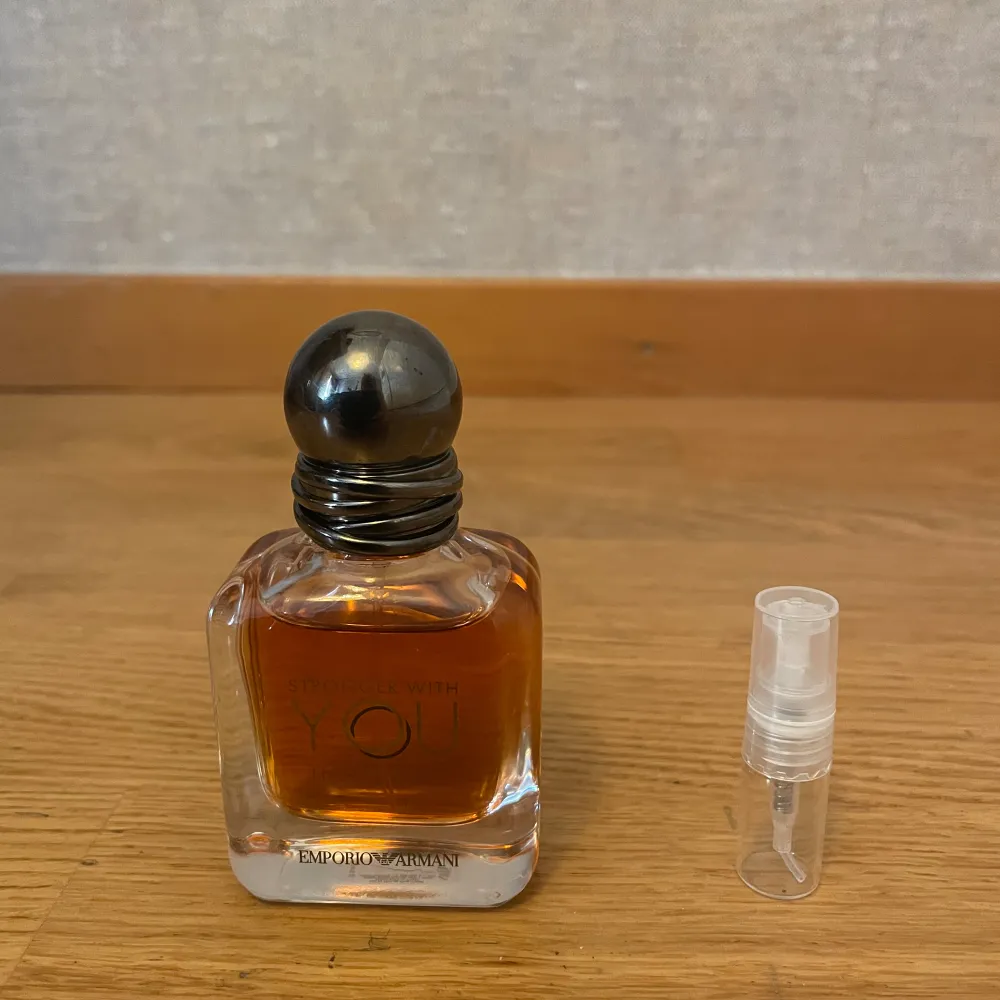 2 ml sample av stronger with you intensly väldigt nice parfym till vintern. Accessoarer.