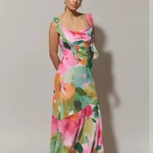 Säljer min fina klänning från Gina Tricots sommar kollektion ”Garden Wonderland”.  Storlek XS, stretshig så kan passa även S.  Skicka PM för fler bilder. 