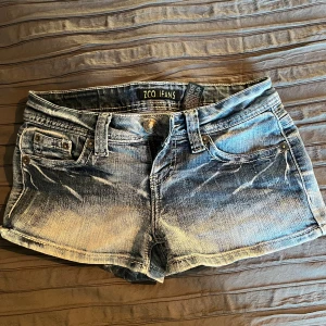 Intressekoll  - Lågmidjade Shorts, skriv om ni är intresserade💗💗 Skulle säga att dem sitter som en XS-S. Ni får gärna komma med prisförslag 🥰