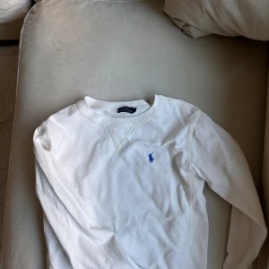 Polo Ralph lauren tröja  - Sweatshirt i creme vit! Storlek XS! Fint skick! Ser inga brister men använd