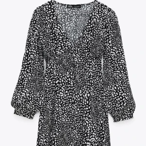 Sommarklänning Zara - Jättesöt klänning från Zara, perfekt nu till sommaren💗💗 Endast använd en gång förra sommaren på en studentmottagning (Perfekt klänning att ha som gäst på en mottagning!!)❤️‍🔥