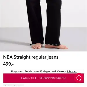 Säljer ett par jeans i modellen Nea från Lindex då jag aldrig har använt dom!  Köpte 2021 så mina är gråa! Men den färgen finns inte kvar i sortimentet! Storlek 34! 