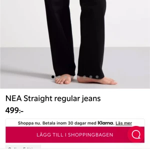 Lindex jeans - Säljer ett par jeans i modellen Nea från Lindex då jag aldrig har använt dom!  Köpte 2021 så mina är gråa! Men den färgen finns inte kvar i sortimentet! Storlek 34! 