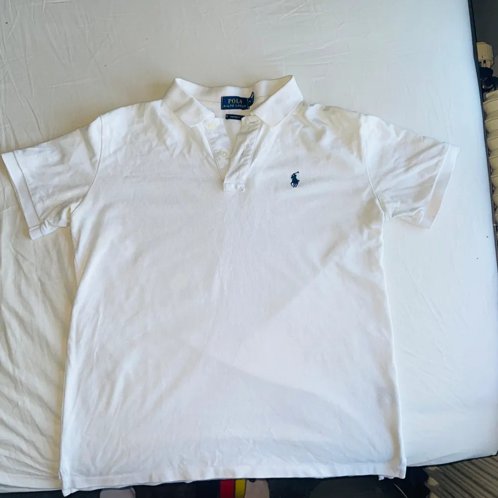 Ralph lauren Pike Storlek: M/s Nyskick Nypris/ köptes för 1400 kr Mitt pris: 379 kr . T-shirts.