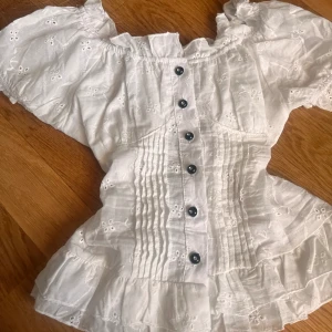 Vit topp - Skit snygg corsetliknande topp! Storlek L men passar som S om inte mindre. Köpte den online och fick hem den idag, den passade inte tyvärr så nu säljer jag den. Helt oanvänd och jättefin❤️