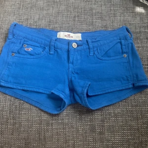 Low waist shorts - Säljer dom här gulliga hollister shortsen på grund av att dom inte passar💗 bra kvalite och ser inga defekter. Xxs/xs LÅNADE BILDER!