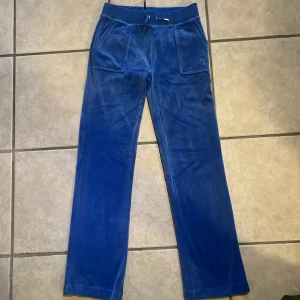 Juicy couture byxor  - HELT NYA!! juicy couture byxor med prislapp. Aldrig använda. Jätte skönt material