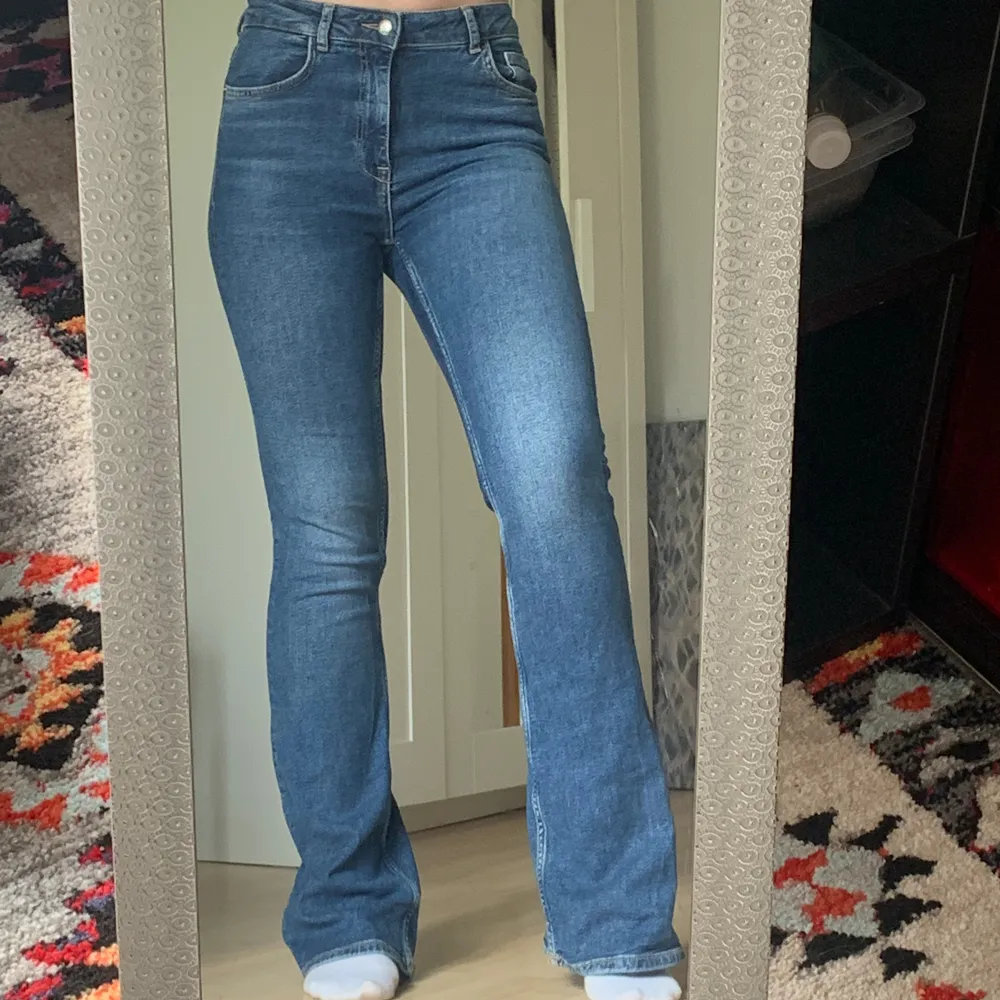 Mörkblåa bootcut jeans från zara! Nypris 400kr. Obs lite slitna längst ner eftersom dom är väldigt långa i längden. Jeans & Byxor.