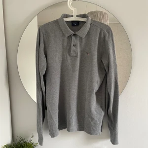 Gant pikétröja rugbytröja - En snygg pikétröja/rugbytröja från märket Gant. Om du har några funderingar är det bara att höra av sig ✌️