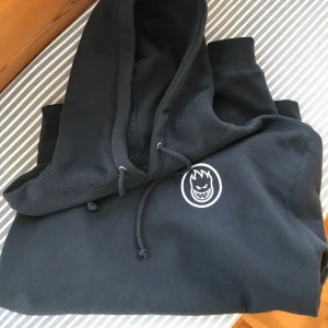 Hoodie Spitfire  - Hoodie Spitfire, använd en gång, som ny. Storlek M. Svart. 