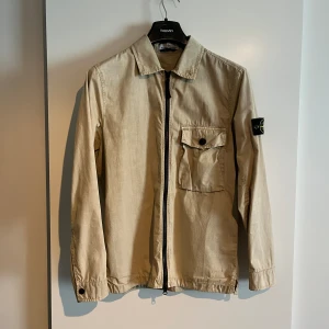 Stone Island Overshirt - Säljer nu min overshirt från Stone Island som är sparsamt använd! Fler bilder kan fås om så önskas. 