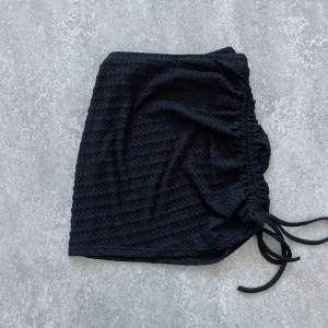 svart kjol med ruffles i storleken L 🖤köparen står för frakt
