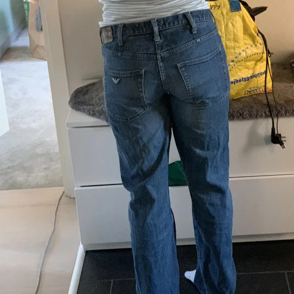 Säljer dessa Armani jeans jag inte andvänd dem på länge, så derför säljer jag dem💕, oklart vilken exakt storlek men passar nog S och M storlekar😊. Jeans & Byxor.