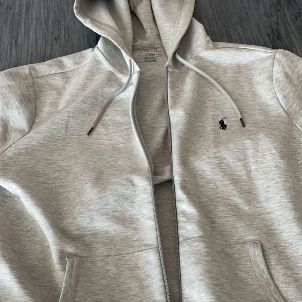 Hej!  Säljer denna Polo Ralph Lauren zip hoodien eftersom den inte passar mig. Jag har bara testat den en gång men annars har jag inte använt den.   Kan mötas i Göteborg eller Kungsbacka eller frakta runt hela Sverige.  Pris kan diskuteras . Hoodies.