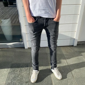 Dondup Jeans George  - Säljer nu dessa svart/gråa dondup George jeans i riktigt bra skick, möjliga lilla är att dondup logan är små suddig. Dem är med snygga slitningar som är populär design. Skriv för fler bilder/frågor🙌🏼