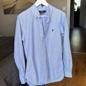 Blårandig Polo Ralph Lauren skjorta i perfekt skick. Slim fit M. Nypris ligger på uppåt 1700kr, säljes då den ej kommer till användning längre.