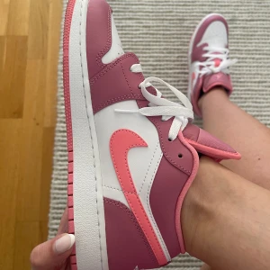 Rosa Jordans  - Storlek 38,5. Endast testade och säljer dom pga för små. Kartong finns kvar.