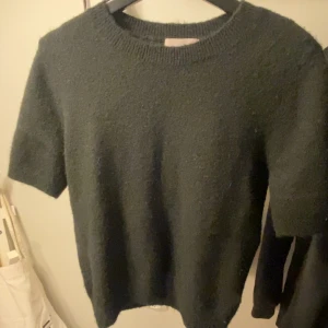 Kortärmad stickad tröja - Jätte fin oanvänd stickad t-shirt från hm❤️tröjan har aldrig kommit till användning 