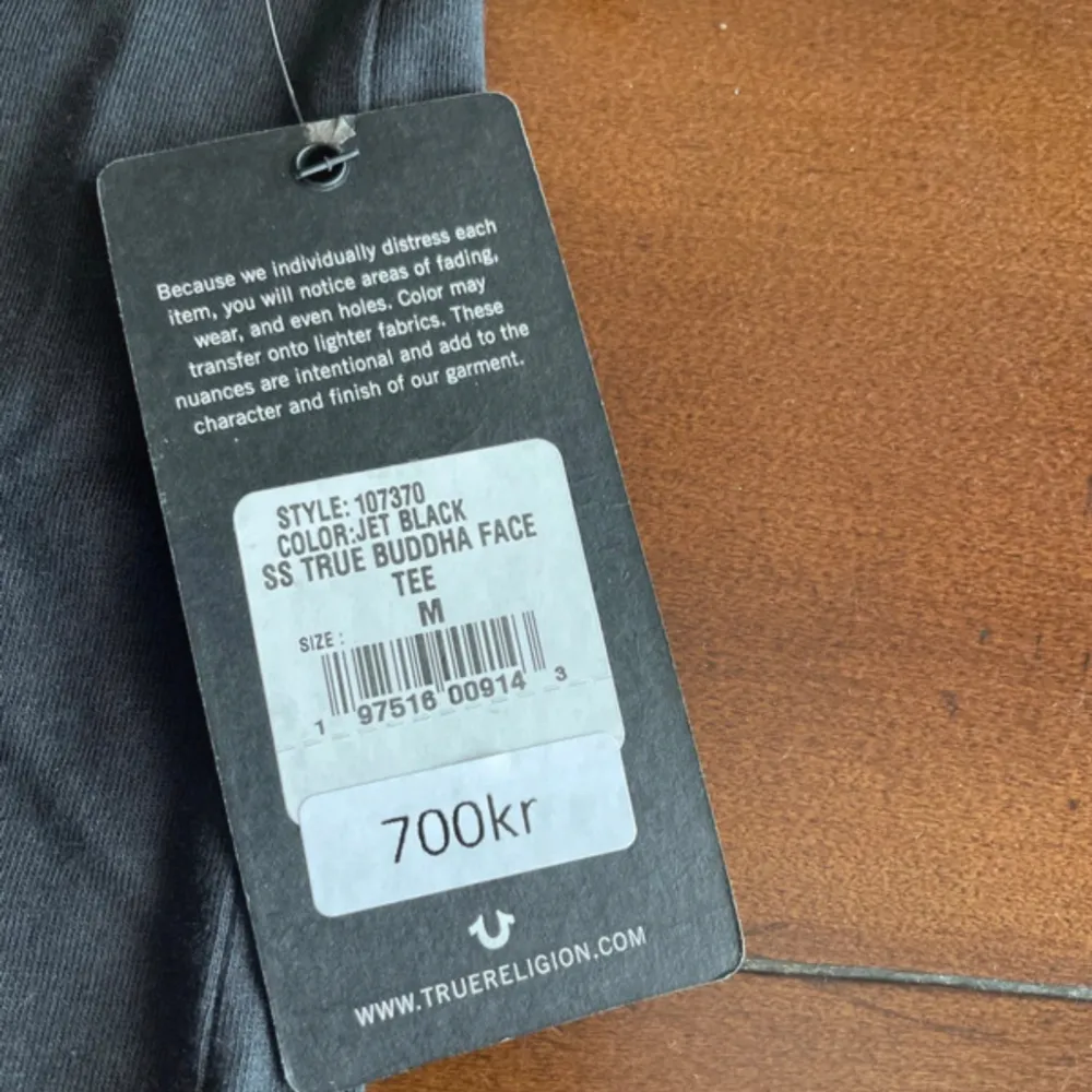 Riktigt skön True Religion tröja inte använd prislap är kvar köpt för (700) säljer för 450. Pris kan diskuteras vid snabb affär . T-shirts.
