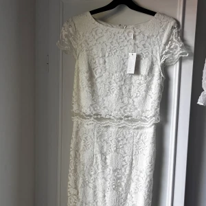 Vit klänning - Jättefin helt oanvänd  midilång klänning, passar lika bra till studenten som till skolavslutningen💖