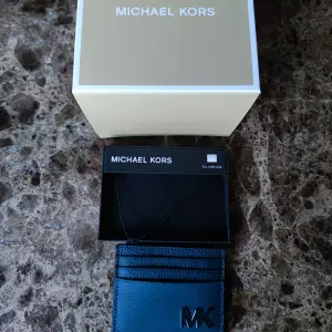 Helt oanvänd Michael kors plånbok med box. plånboken sitter fortfarande fast i sin ask. Med andra ord så är den helt ny (köparen står för frakten) skriv om du har mer frågor eller vill ha mer bilder! Helt ny online ligger runt 600kr