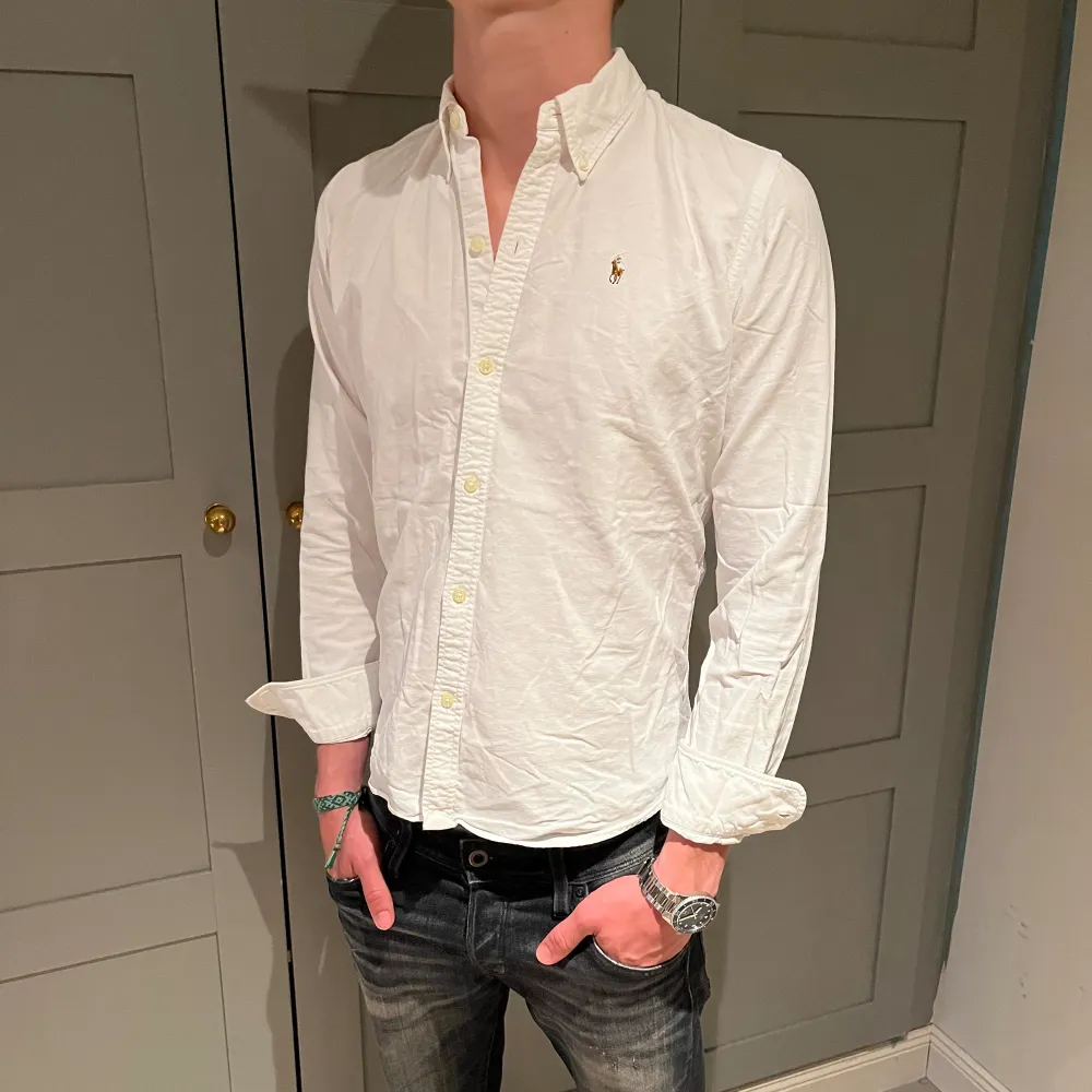 En vit Ralph Lauren skjorta. Storlek S, sitter som XS. Den är i bra skick. Hör av dig vid frågor eller funderingar// elegancecloset.. Skjortor.